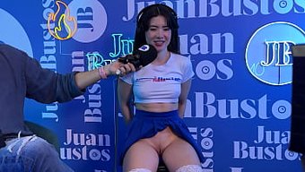 Minyon Esmer Soifiee Cooper, Juan Bustos Ile Ev Yapımı Videoda Üçlü Fantezilere Dalıyor