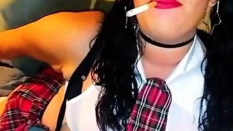 Shemale Schoolgirl, Sıcak Bir Oral Seks Yapıyor
