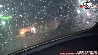 Halka Açık Bir Araba Sakso Ve Yutma Ile Ilgili Pov Videosu