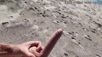 Kıvrımlı Bir Yabancı Ve Komik Bir Dildo Aksiyonuyla Çıplak Plaj Karşılaşması.