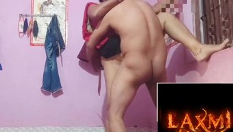Genç Hintli Üvey Oğulun Güzel Üvey Annesiyle Köpek Pozisyonunda Gizli Banyo Karşılaşması.