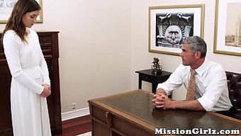 Bir Mormon Yaşlı, Genç Bir Kadının Saflığını Inceler Ve Ardından Cinsel Organlarını Okşayarak Onu Cinsel Olarak Tahrik Eder.