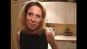 Sarışın Bir Milf Ile Mutfakta Sakso Ve Parmak Oyunu