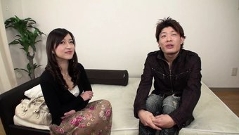 Nipel Kelepçeleri Ve Vibratör Tahrik Edici, Yoğun Japon Squirting Orgazmına Yol Açıyor