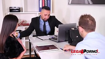 Alyssia Kent, Anal Ve Yüz Sikişiyle Sert Üçlü Için Baştan Çıkarıyor