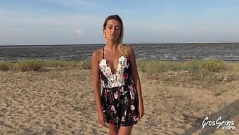 Kıvrımlı Iç Çamaşırı Modeli Lylou Glams, Samimi Bir Video Için Partner Arıyor