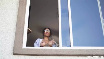 Reality Kings, Kay Lovely'Nin Sıvazlama Orgazmını Sunar