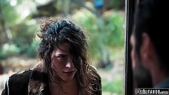 Victoria Voxxx, Büyük Bir Yarak Tarafından Tıraşlı Amını Sert Bir Şekilde Siktiriyor