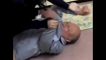 Yaşlı Adam Ve Genç Japon Kadın Cinsel Aktivitelere Giriyor