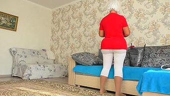 Yaşlı Anne Ev Yapımı Videoda Anal Ve Oral Seksin Tadını Çıkarıyor