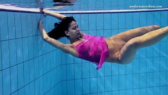 Genç 18+ Bebek Zlata Havuz Kenarındaki Su Sporlarına Dalıyor