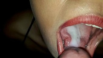 Latina Bebek Susy, Bir Oral Seks Yaptıktan Sonra Yüzüne Boşalma Alıyor
