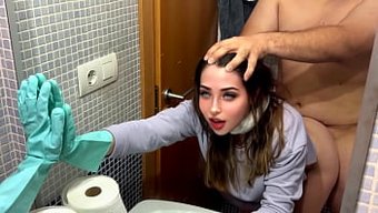 Üvey Babamla Banyoda Seks Yapıyorum Ve Beni Sık Sık Alması Hoşuma Gidiyor.