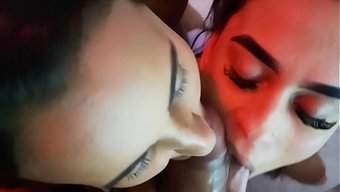 Karısı, Arkadaşını Kocasının Sikini Paylaşmaya Davet Etti.