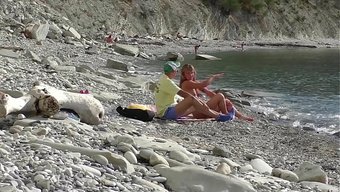 Bir Seyahat Blogcusu, Bulgar Plajında Kinky Bir Nudist Ile Tanıştı Ve Karşı Koyamadı.