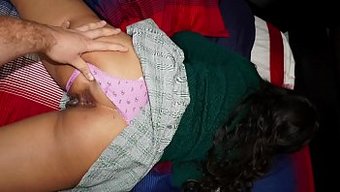Üniversite Öğrencisi Ev Yapımı Bir Videoda Erkek Arkadaşı Tarafından Anal Olarak Beceriliyor