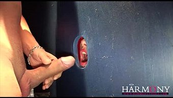 Sert Gloryhole Eylemi, Seks Oyuncağı Ve Işeme Ile