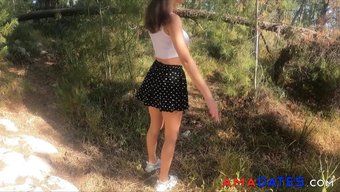 Amatör Üvey Kız Kardeş, Ormanda Üveyın Kardeşi Tarafından Içine Boşalıyor