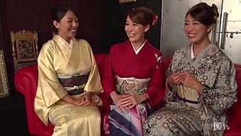 Unutulmaz Bir Orgi Için Kimono Giyen Muhteşem Asyalı Kadın