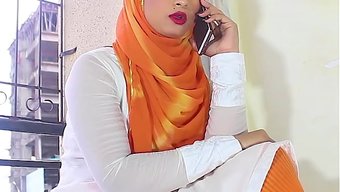 Salma Xxx Adında Müslüman Bir Kız, Arkadaşı Tarafından Hintçe Sesli Olarak Sikildi.