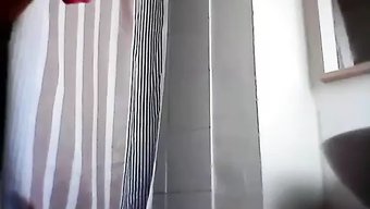 Tüylü Latin'In Gizli Banyo Web Kamerası Yoğun Orgazm Yakalıyor