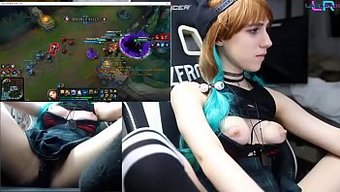 Genç Kız League Of Legends Oynuyor Ve Web Kamerasında Mastürbasyon Yapıyor
