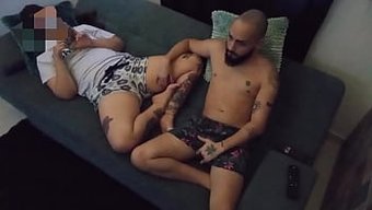 Üvey Kız Kardeşim Ve Ben Onun Cinsel Organlarını Uyarmaya Başladığımda Uzanıyorduk, Ama Nemli Samimi Bölgesini Ortaya Çıkarana Kadar Tepki Vermedi.