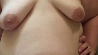 Büyük Popolu Bebek Kıyafet Iğneleri Ve Fişle Anal Alıyor