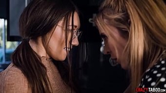 Lezbiyen Baştan Çıkarma, Maya Woulfe Ve Aiden Ashley Arasında Samimi Bir Karşılaşmaya Yol Açıyor