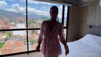 Milf, Airbnb Sunucusu Tarafından Sikişiyor