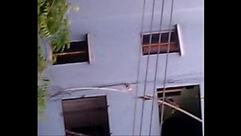 18 Yaşındaki Hintli Genç Ev Yapımı Bir Video Çekiyor