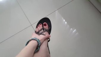 Duygusal Videoda Tatlı Ayaklar Terliklerle Kışkırtıyor