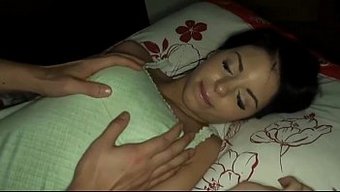 Genç Kız Arkadaş, Vahşi Bir Sikiş Seansından Sonra Bir Creampie Alıyor