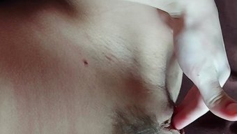 Iç Çamaşırıyla Azgın Genç, Duygusal Bir Masaj Yaparak Orgazma Kadar Mastürbasyon Yapıyor