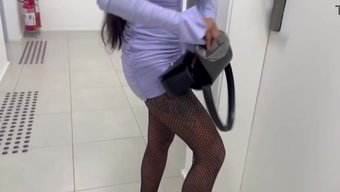 Komşuma Kapısında Yardım Ettim Ve Bana Derin Bir Oral Seks Yaptı.