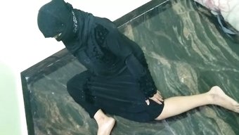 Büyük Popolu Arap Genç, Köpek Stiliyle Göt Deliğini Siktiriyor