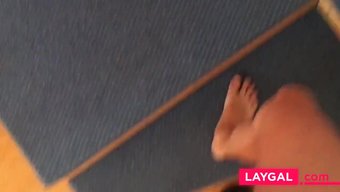 Göğüslü Güzellik, Poposunu Ve Külotunu Spermlerle Kaplıyor