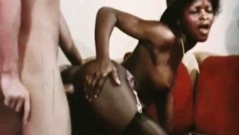Retro Arkadaşlar, Klasik Videoda Cinsel Arzularını Keşfediyorlar