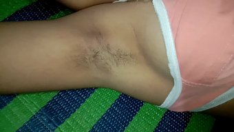 Çıplak Kız Arkadaş, Duygusal Bir Masaj Alıyor Ve Mastürbasyon Yapıyor
