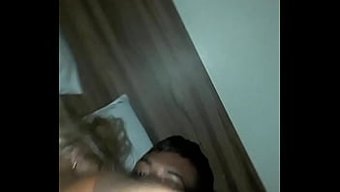 Olgun Kadın Otel Odasında Hızlı Bir Cinsel Deneyimin Tadını Çıkarıyor