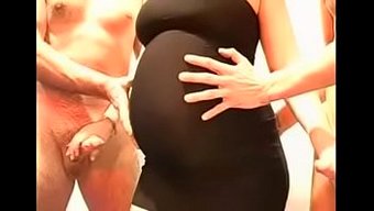Siyah Elbiseli Hamile Kadın, Alman Grup Seksinde Birden Fazla Erkekle Başa Çıkıyor