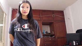 Esmer Bebek Büyük Bir Yarrak Tarafından Ağzı Sikişiyor Ve Içine Boşalıyor