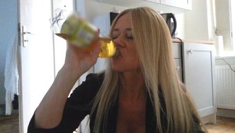 Alman Milf Kim Yaramaz Oluyor Ve Büyük Göğüslerini Sergiliyor