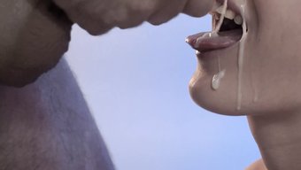 18 Yaşındaki Üvey Kız Kardeş Partiye Gitmeden Önce Üvey Abisi Tarafından Sikişiyor