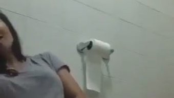 Dar Amcık, Büyük Yarak Tarafından Hd Videoda Beceriliyor
