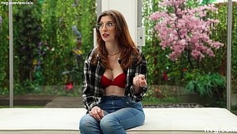 Bu Amatör Videoda Doğal Göğüsler Ve Traşlı Amcık Sergileniyor