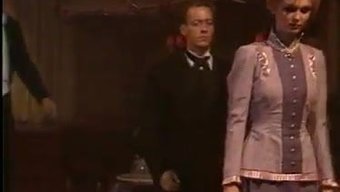 Retro Karısı Elizabeth Hunny, Vintage Porno Videosunda Yaramaz Oluyor