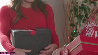 Üvey Kız Kardeşler Ella Reese Ve River Lynn, Noel Dileklerini Ve Vajinalarını Bir Vibratörle Paylaşıyor.