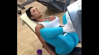 Spor Salonunda Kamel Toe - Yakından Görünüm