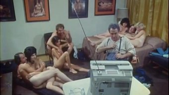 Tüylü Kadınlar Ve Retro Orgide Emmek Ve Sikişmek